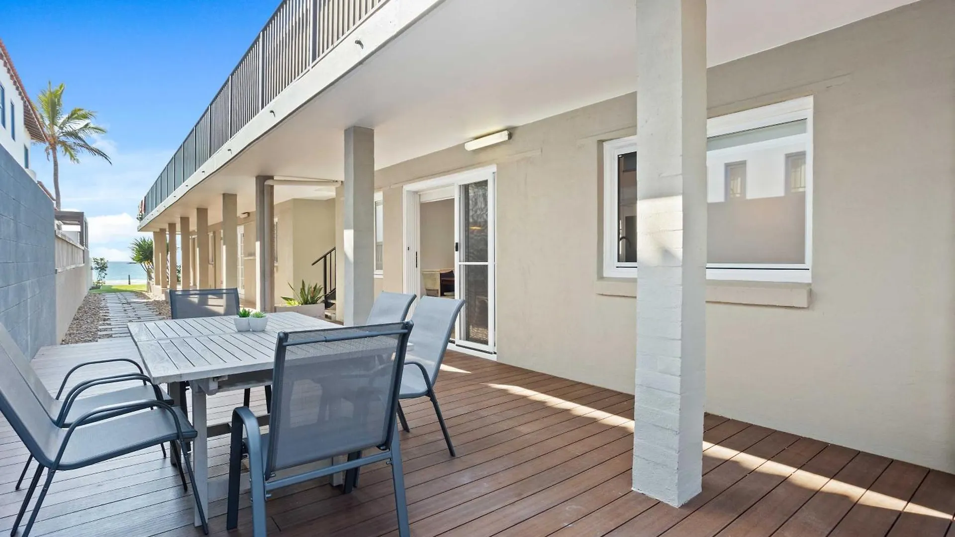Mermaid Beachside Apartment - Direct Beach Access Голд-Кост