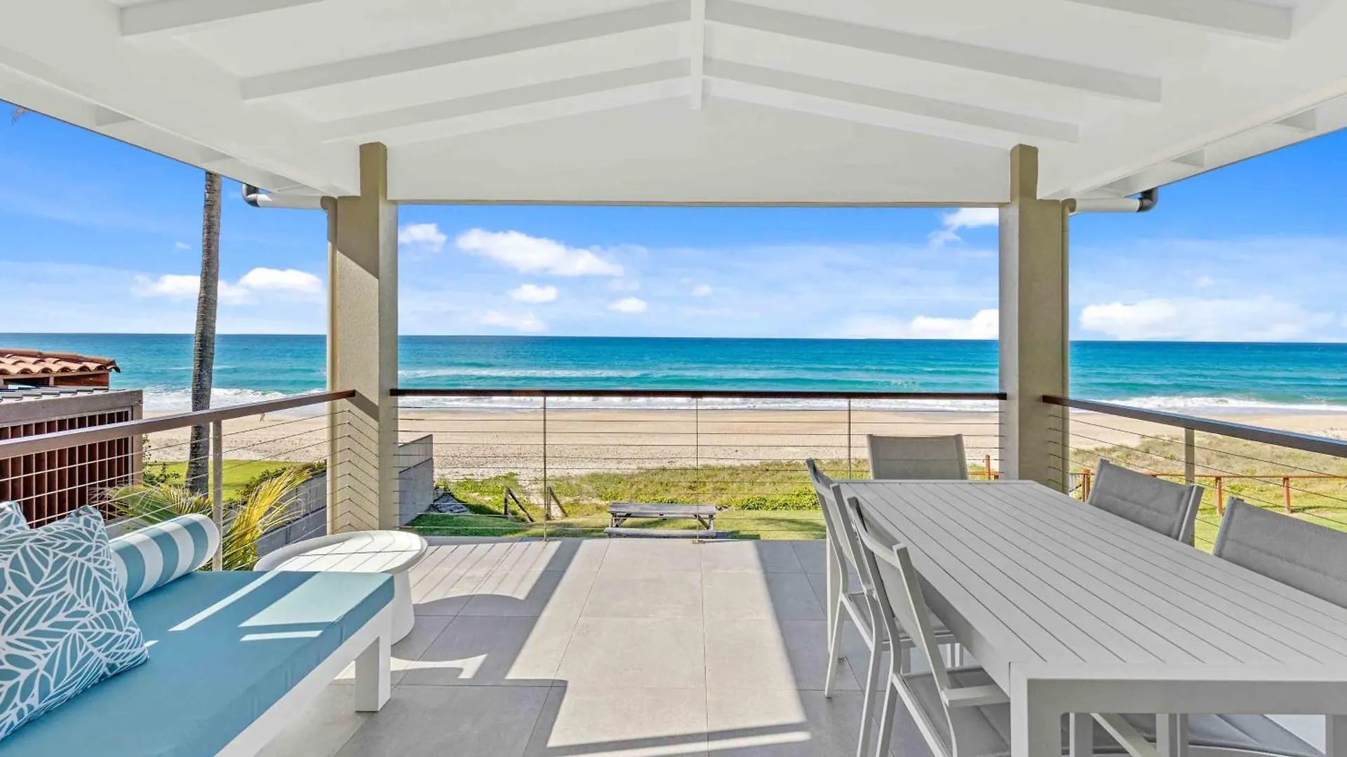 Mermaid Beachside Apartment - Direct Beach Access Голд-Кост