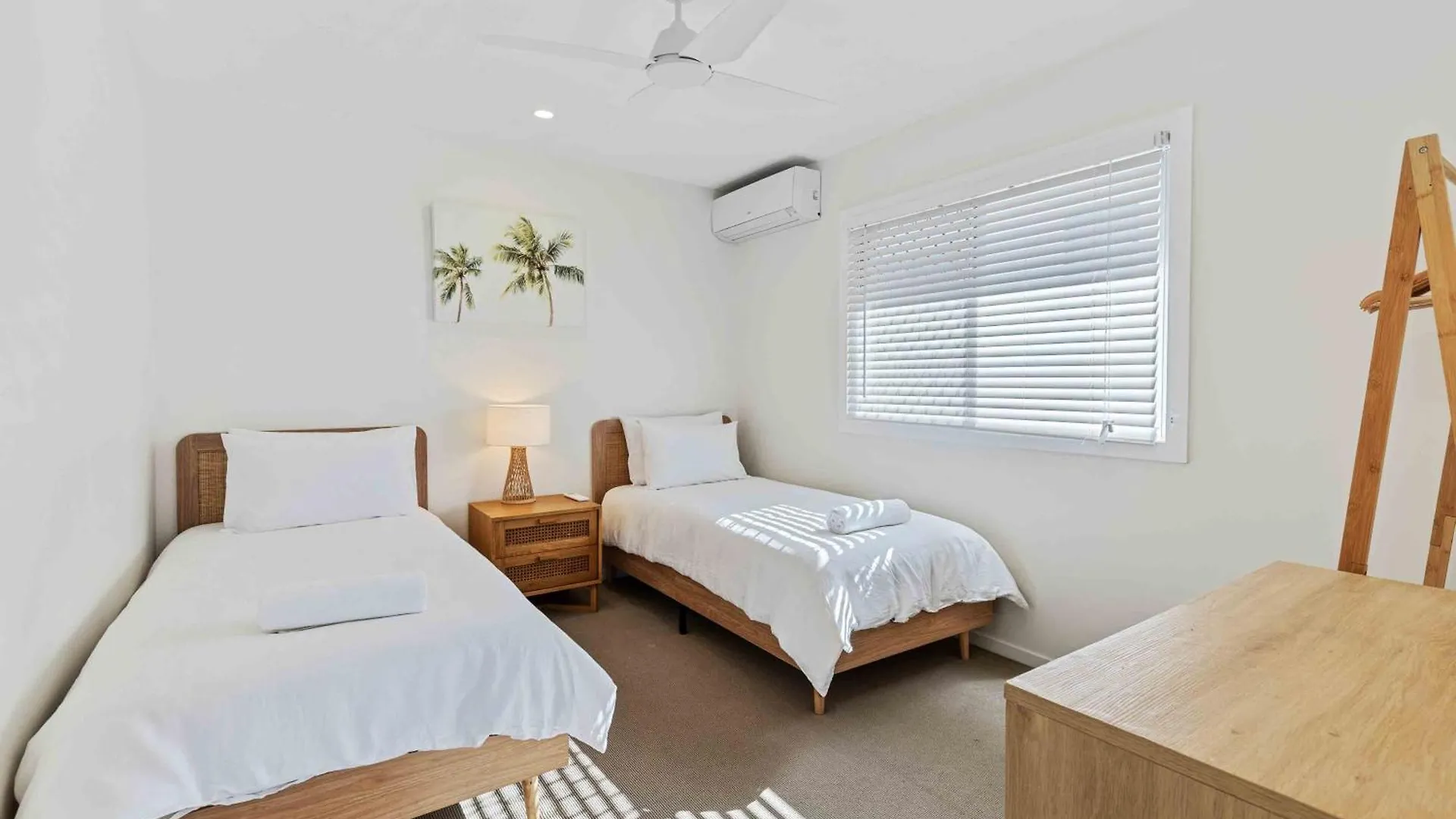 Mermaid Beachside Apartment - Direct Beach Access Голд-Кост 0*,